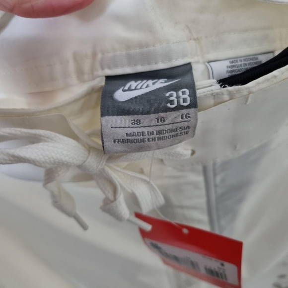 Nike 2007 cream patterned Bermuda shorts.Size 38 waist Bnwt - Picture 3 of 4